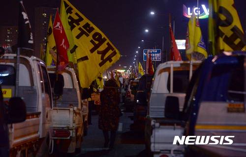 【서울=뉴시스】김선웅 기자 = 26일 오전 서울 서초구 경부고속도로 양재IC 인근 도로에서 제5차 촛불집회 참석을 위해 상경 하던 농민들의 차량이 경찰에 의해 가로막혀 있다. 2016.11.26.   mangusta@newsis.com