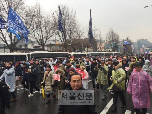 “박근혜, 퇴진하라” 청와대로 향하는 시위대  - 26일 오후 서울 종로구 청운동 인근에서 제5차 촛불집회 현장에 참가한 시위대가 “박근혜, 퇴진하라”는 구호를 외치며 청와대 200m 앞 지점인 청운동 주민센터를 향해 행진하고 있다.강신 기자 xin@seoul.co.kr