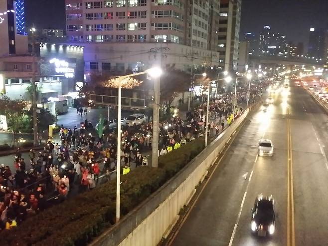 부산 서면교차로에서 열린 박근혜 정권 퇴진 부산시국대회를 마친 시민들이 엔시백화점을 지나 문현교차로 방향으로 거리행진을 하고 있다. 부산경찰청 제공