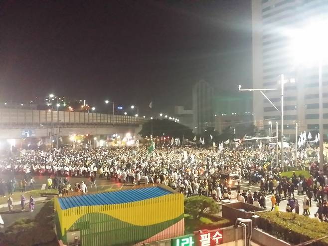 부산 서면교차로를 출발해 두 방향으로 나뉘어 거리행진을 벌인 시민들이 문현교차로에서 다시 만나 정리집회를 하고 있다. 부산경찰청 제공