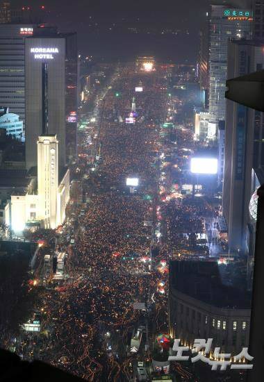 26일 서울 광화문광장 일대에서 열린 '최순실 게이트' 진상규명과 박근혜 대통령 퇴진을 촉구하는 5차 촛불집회에 참가한 시민들이 촛불을 밝히고 있다. (사진-=사진공동취재단)  원문보기:  http://www.nocutnews.co.kr/news/4691570#csidx879322cbc9da348bc49ec3601522823