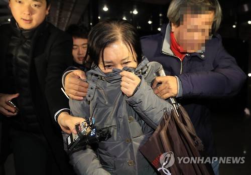 (서울=연합뉴스) 서명곤 기자 = '비선 실세' 최순실 씨의 둘째 언니 순득 씨가 검찰 특별수사본부에서 참고인 신분으로 조사를 받은 뒤 26일 오후 서울 서초구 서울중앙지검을 나서고 있다. 2016.11.26 seephoto@yna.co.kr