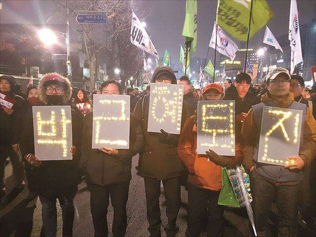 노동조합 활동가인 신재용(왼쪽 첫번째)씨는 '모두가 함께 잘 사는 세상'을 꿈꾸며 거리로 나온다. 26일 오후 서울 광화문광장 인근에서 신씨와 동료들이 박근혜 대통령 퇴진을 요구하는 피켓을 들고 있다. 정반석 기자