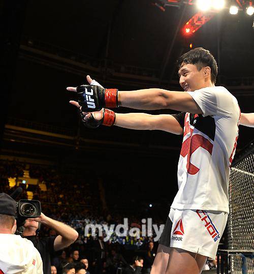 최두호는 지난 7월 타바레스전 승리 후 인상적인 경기 소감을 전했다.“한국에서는 겸손한 것이 미덕이다. 평상 시 나는 겸손하려고 항상 노력한다. 그러나 이 곳 옥타곤에서는 다르다. 나는 격투기 선수로서는 겸손하고 싶지 않다”이 발언 후 최두호는 곧바로 다음 경기 상대로 컵 스완슨과 카와지리 타츠야와의 대결 승자를 지목했다. 두 선수의 경기 승자는 컵 스완슨이었고, 최두호는 스완슨과의 대결을 계속해서 강력하게 요청했다.UFC 3전의 초신성이 페더급 랭킹 5위 스완슨과 대결하겠다는 것은 그야말로 파격적이면서도 무모한 언사였다. 그러나 UFC는 최두호의 이런 외침을 외면하지 않았다. 두 선수의 매치를 UFC 206무대에서 성사시키면서 최두호에게 기회를 준 것이다.이는 UFC가 최두호의 상승세와 기량을 인정했다는 것을 반증한다. 두 선수는 경험으로나 랭킹으로나 분명 차이가 있는 카드였다. 매치 성사는 좀처럼 보기 드문 UFC의 결정이었다.