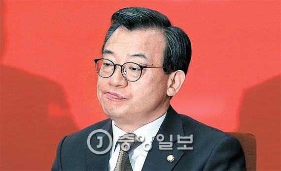 이정현 새누리당 대표가 28일 서울 여의도 당사에서 열린 최고위원회의에 참석해 생각에 잠겨 있다. 지난 24일 추미애 더불어민주당 대표의 탄핵 관련 발언에 대해 박근혜 대통령을 ‘예수’에 비유해 “예수를 부인하는 베드로가 돼 달라는 말”이란 표현으로 비판을 받은 이 대표는 이날 회의에서 공개 발언을 하지 않았다. [사진 강정현 기자]