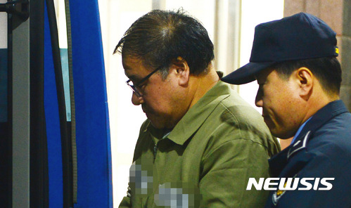 【서울=뉴시스】추상철 기자 = '비선실세' 최순실 씨와 공모해 대기업들에 거액의 기부를 강요했다는 의혹을 받고 있는 안종범 전 청와대 정책조정수석이 29일 오후 서울 서초구 서울중앙지방검찰청에서 조사를 마친 후 호송차로 향하고 있다. 2016.11.29.    scchoo@newsis.com