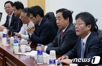 새누리당 유승민, 김성태, 정병국 의원 등이 30일 서울 여의도 국회 의원회관에서 열린 새누리당 비주류 중심의 비상시국위원회에 심각한 표정으로 참석하고 있다. 2016.11.30/뉴스1 © News1 송원영 기자