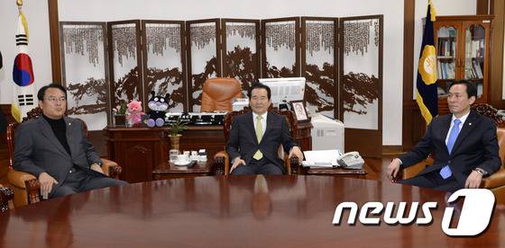 정진석 새누리당 원내대표(왼쪽부터)와 정세균 국회의장, 우상호 더불어민주당 원내대표가 30일 서울 여의도 국회의장실에서 만나 대화하고 있다. 2016.11.30/뉴스1 © News1 안은나 기자