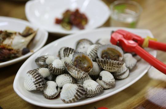 꼬막정식에 곁들여지는 참꼬막. 식탁에 마련된 도구로 꽁무니를 벌려 까먹는다.