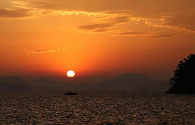 장도 부수마을 포구에서 맞은 해돋이.