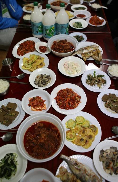 부수마을 부녀회에서 청년예술가들을 위해 차린 밥상.