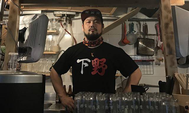 이광기씨는 2주간 매일 박근혜 대통령 하야를 촉구하는 티셔츠를 입고 손님을 맞았다. 이광기 제공