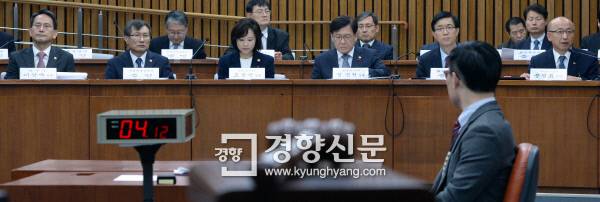 국정농단 국정조사 ‘시동’ ‘박근혜 정부의 최순실 등 민간인에 의한 국정농단 의혹 사건 진상 규명을 위한 국정조사 특별위원회’가 30일 국회에서 첫 전체회의를 열고 문화체육관광부, 법무부, 대검찰청, 보건복지부 등으로부터 기관보고를 받고 있다.  강윤중 기자 yaja@kyunghyang.com