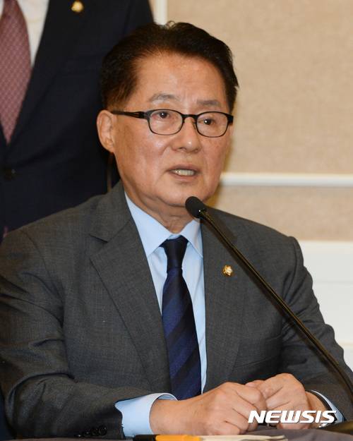 【서울=뉴시스】김진아 기자 = 국민의당 박지원 비상대책위원장 겸 원내대표가 30일 서울 여의도 국회 귀빈식당에서 열린 야3당 대표 회동에서 발언을 하고 있다. 2016.11.30.   bluesoda@newsis.com