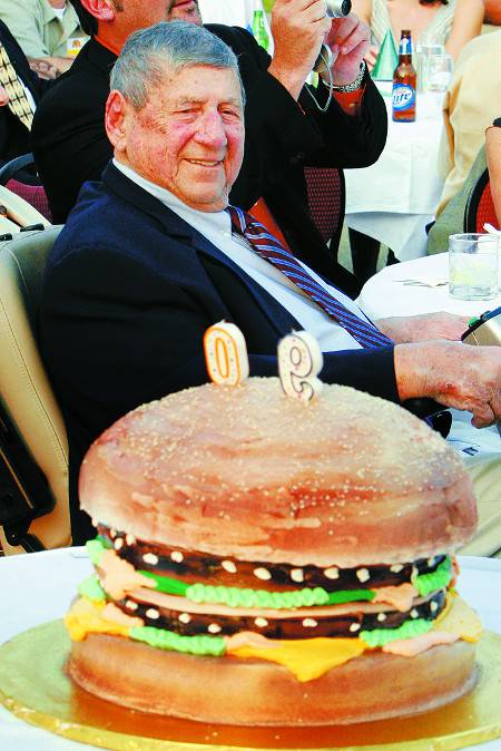 맥도날드의 인기 메뉴 ‘빅맥’을 개발한 마이클 제임스 짐 델리가티가 2008년 자신의 90세 생일잔치에서 빅맥 모양의 생일 케이크를 바라보고 있다. 델리가티는 지난 28일 98세로 별세했다.     AP뉴시스