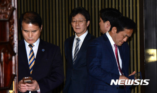 【서울=뉴시스】박주성 기자 = 새누리당 유승민 의원이 1일 오후 서울 여의도 국회에서 열린 본회의에 참석해 동료 의원들과 이야기를 나누고 있다. 2016.12.01.    park7691@newsis.com