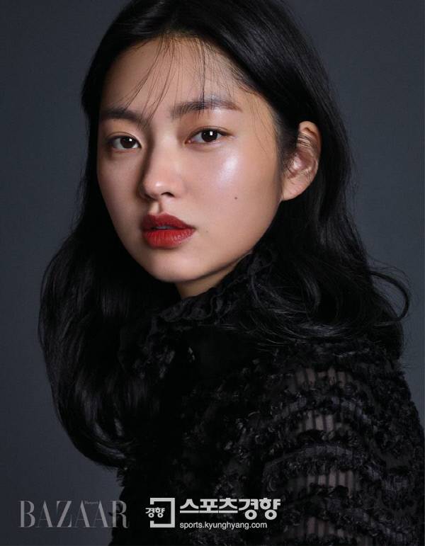 배우 최유화 화보. 사진 하퍼스 바자