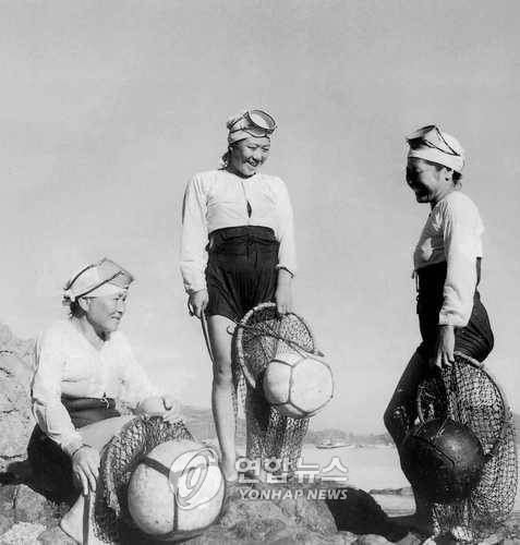 제주 해녀 1962.8.9 (본사자료)<저작권자 ⓒ 2001 연합뉴스. 무단전재-재배포 금지>
