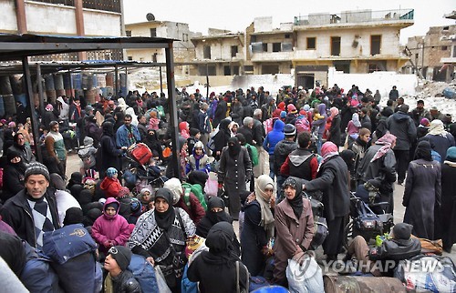 30일 알레포 마사켄하나노 구역에 모여든 피란민들 [AFP=연합뉴스]