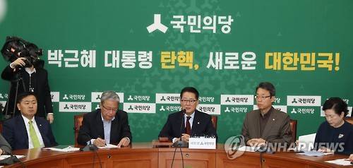 박지원 비대위원장 원내정책회의 발언      (서울=연합뉴스) 임헌정 기자 = 국민의당 박지원 비상대책위원장 겸 원내대표가 1일 오전 국회에서 열린 원내정책회의에서 발언하고 있다.  kane@yna.co.kr