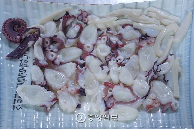 동해안 산 문어 안주 한 접시(중/4만원).