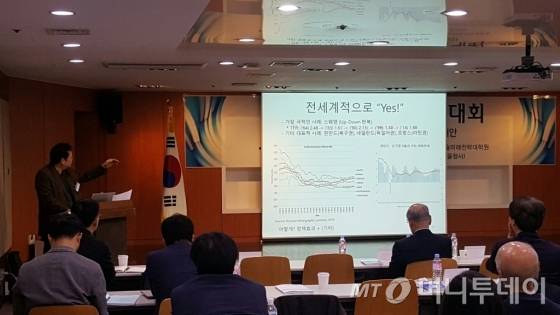 우천식 한국개발연구원 박사가 2일 서울 종로 한국정보화진흥원에서 열린 미래학회 학술대회에서 발표를 하고 있다./사진= 정진우