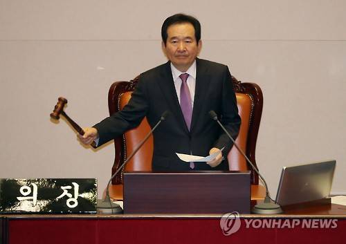 본회의 진행하는 정세균 의장       (서울=연합뉴스) 김현태 기자 = 정세균 국회의장이 2일 저녁 내년도 예산안 등의 처리를 위한 국회 본회의를 진행하고 있다.