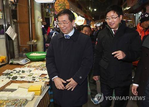(수원=연합뉴스) 홍기원 기자 = 박원순 서울시장(왼쪽)이 2일 오후 경기도 수원시 팔달구 못골종합시장을 방문해 염태영 수원시장과 함께 시장을 둘러보고 있다. 2016.12.2