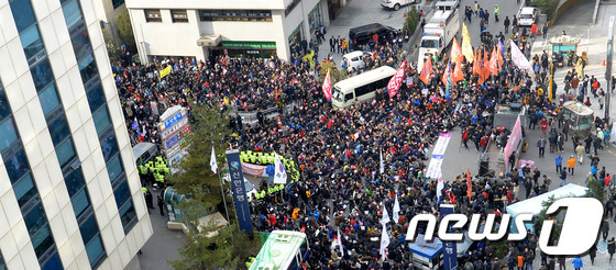 3일 서울 영등포구 여의도 새누리당 당사 앞에서 박근혜정권퇴진비상국민행동 주최로 열린 시민대회 모습. 뉴스1 © News1 황기선 기자