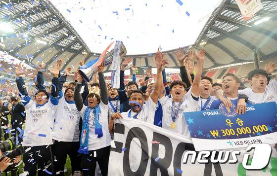지난 3일 서울월드컵경기장에서 열린 '2016 KEB 하나은행 FA컵 결승 2차전' FC서울과 수원삼성의 경기 후 FA컵 우승을 차지한 수원 서정원 감독과 선수들이 기뻐하고 있다.  © News1 황기선 기자