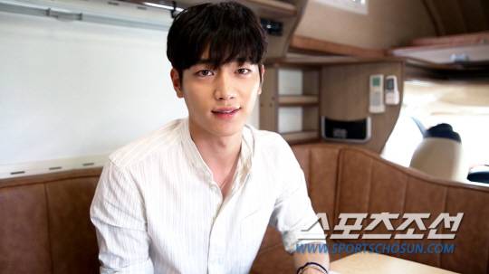 ◇ tvN '안투라지'에서 연예인들의 연예인 차영빈으로 변신한 서강준. 그가 지난여름 울고 웃었던 '안투라지' 현장에 스포츠조선 '출장토크'를 초대했다. 뉴미디어팀 이새 기자 06sejong@sportschosun.com