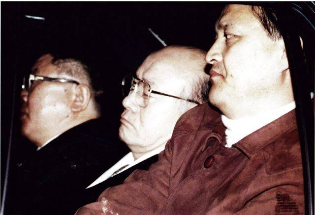 12월 3일 전직 대통령으로는 두 번째로 구속된 전두환 전 대통령을 태운 검찰 호송 차량이 안양교도소로 향하고 있다. 전씨가 검찰 호송차 안에서 검찰 수사관들 사이에 눈을 감은 채 앉아 있다.  한국일보 자료사진