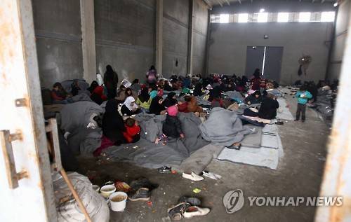 알레포 동부를 탈출한 난민들이 1일(현지시간) 열악한 환경의 보호시설에서 쉬고 있다. [AFP=연합뉴스]