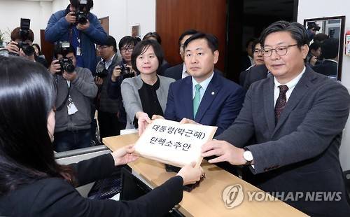 '박근혜 대통령 탄핵소추안' 발의      (서울=연합뉴스) 배재만 기자 = 더불어민주당 이춘석 탄핵추진실무단장(오른쪽부터), 국민의당 김관영 탄핵추진단장, 정의당 이정미 탄핵추진단장이 3일 새벽 국회 의안과에 '박근혜 대통령 탄핵소추안'을 제출하고 있다. 탄핵소추안은 모두 171명의 의원이 참여했다. 민주당 121명, 국민의당 38명, 정의당 6명, 무소속 6명이 참여했다.