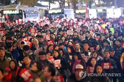 부산 서면 20만 촛불 행진       (부산=연합뉴스) 조정호 기자 = 3일 오후 부산 부산진구 서면 중앙대로에서 열린 제5차 시국대회에 참석한 시민들이 박근혜 대통령 퇴진을 요구하며 거리행진을 벌이고 있다. 주최측은 20만명이 모였고 경찰은 2만3천명이 집결했다고 추정했다. 2016.12.3      ccho@yna.co.kr