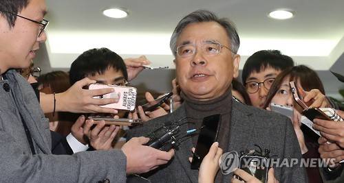질문에 답하는 박영수 특검      (서울=연합뉴스) 하사헌 기자 = '최순실 국정농단 의혹 사건'과 박근혜 대통령 비위 의혹을 파헤칠 박영수 특별검사가 4일 오후 자신이 대표 변호사로 있는 서초구 반포동 '법무법인 강남' 사무실 앞에서 조직 구상과 수사 준비 작업에 대한 기자들의 질문에 답변하고 있다.     toadboy@yna.co.kr