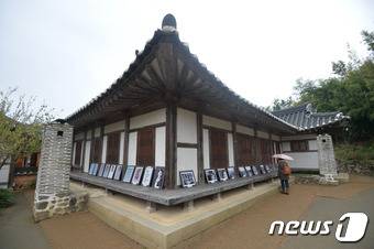 박근헤 대통령에 대한 탄핵소추안이 국회에 상정된 가운데,  충북 옥천에 있는 육영수 여사 생가에도 항의성 전화가 잇따르고 있다..  © News1 주기철 기자