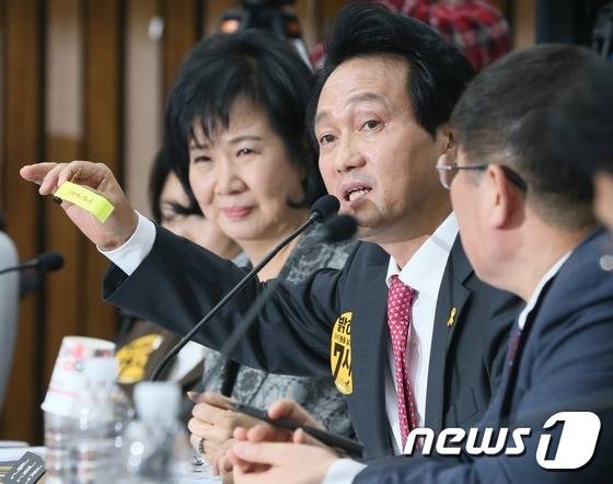 안민석 더불어민주당 의원이 지난해 12월  5일 서울 여의도 국회에서 열린 박근혜 정부의 최순실 등 민간인에 의한 국정농단 의혹사건 진상규명을 위한 국정조사특별위원회 전체회의에서 태반 주사를 들고 질의를 하는 모습.  © News1 송원영 기자