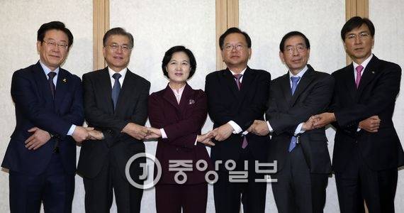 추미애 더불어민주당 대표(왼쪽에서 세번째)가 8일 서울 여의도의 한 식당에서 민주당 대선후보 5인과 만나 최근 `최순실 게이트`와 관련한 정국 상황을 논의하기에 앞서 손을 맞잡고 기념촬영을 하고 있다. 이날 회동에는 문재인 전 대표를 비롯해 박원순 서울시장과 안희정 충남지사, 이재명 성남시장, 김부겸 의원 등이 참석했다. [중앙포토]