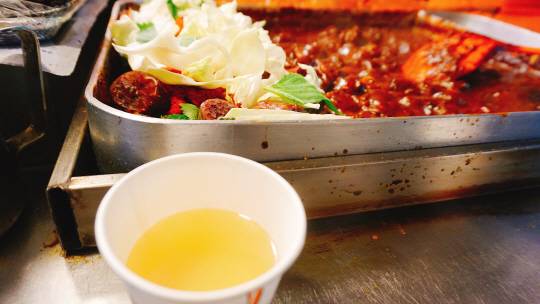 오후 7시쯤 손님이 몰려드는 시간이라 한 5분정도 기다려서 자리를 잡았다. 먼저 뜨끈한 어묵국물을 종이컵에 받아 들고~ 포장마차는 서서 어묵 국물을 호호 불며 홀짝이는게 낭만이죠~/정가람기자