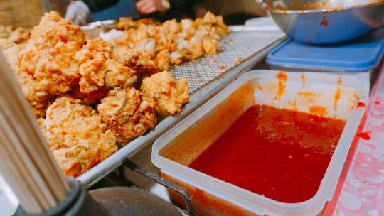 ‘이 집 양념맛 비법은 며느리도 몰라~아무도 몰라~’ 이 집 닭강정 소스는 양념치킨 맛이난다. /정가람기자