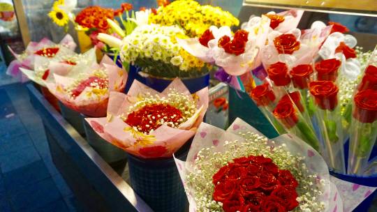 화려한 네온 사인들 사이로 꽃 노점상도 눈에 띈다. 얼마만에 장미인가. 괜시리 마음이 선덕선덕./정가람기자