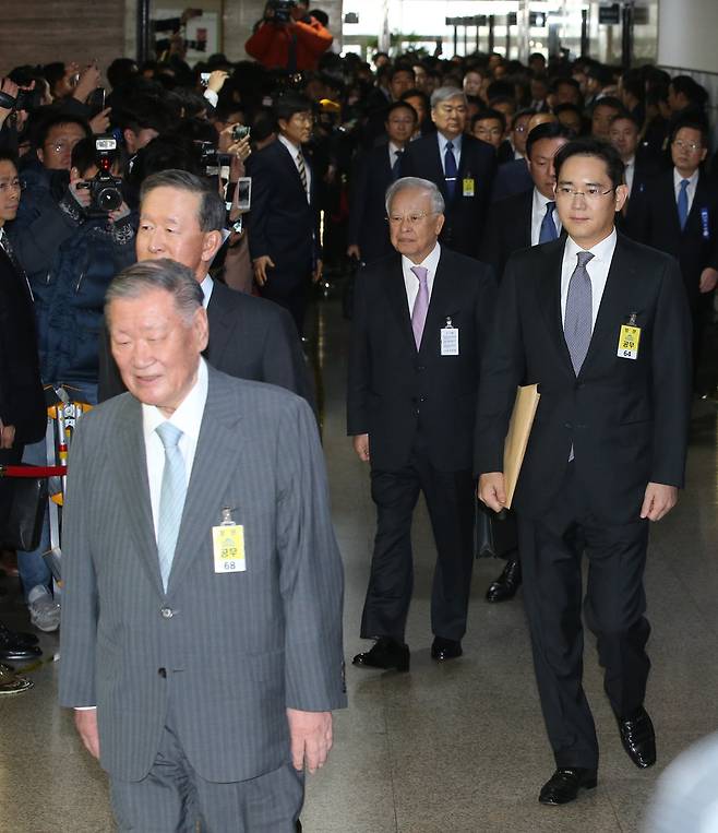 정몽구 현대자동차그룹 회장(맨앞부터), 허창수 전경련 회장, 이재용 삼성전자 부회장, 손경식 씨제이(CJ)그룹 회장, 신동빈 롯데그룹 회장, 조양호 한진그룹 회장 등이 6일 오전 ‘박근혜 정부의 최순실 등 민간인에 의한 국정농단 의혹사건 진상규명을 위한 국정조사특별위원회’ 청문회에 출석하기 위해 국회 청문회장으로 향하고 있다. 강창광 기자 chang@hani.co.kr