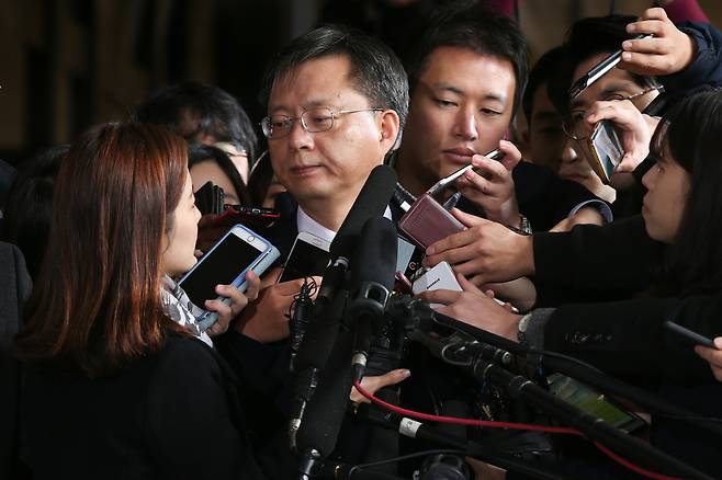 우병우 전 청와대 민정수석이 지난 11월 6일 오전 서울 서초동 서울중앙지검에 횡령과 직권남용 혐의에 대한 피고발인 조사를 받으러 나와 ‘가족회사인 정강의 자금 유용 여부’를 묻는 기자를 노려보고 있다. 김정효 기자 hyopd@hani.co.kr