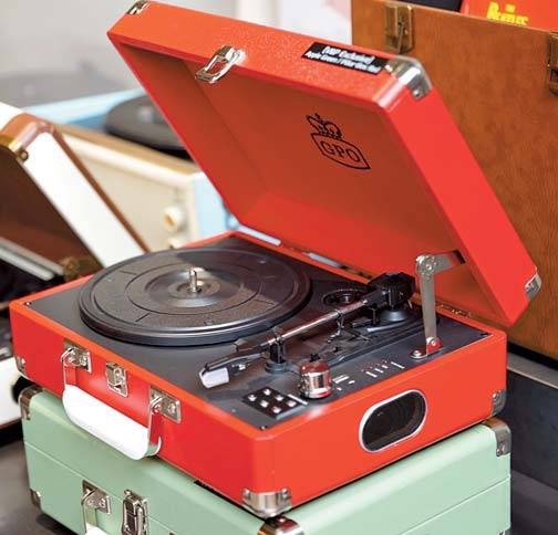 영국 오디오 브랜드 GPO의 휴대용 턴테이블.