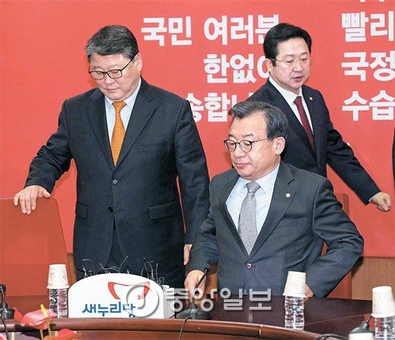 이정현 새누리당 대표(가운데)와 최고위원들이 5일 서울 여의도 당사에서 열린 최고위원회의에 참석하고 있다. 자리에 앉자마자 회의를 비공개로 전환한 이 대표는 회의가 끝난 뒤 “박근혜 대통령이 ‘4월 퇴진-6월 대선’ 당론을 수용할 것이다”고 말했다. 왼쪽부터 조원진 최고위원, 이 대표, 이장우 최고위원. [사진 오종택 기자]