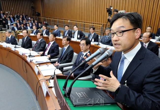 [사진설명=이선우 청와대 의무실장은 6일 배포한 참고자료를 통해 박근혜 대통령에게 처방한 태반주사와 감초주사, 백옥주사 등을 미용목적으로 사용하지 않았다면서 치료방법이 적절치 못했더라도 책임은 환자가 아닌 의료진이 져야한다고 밝혔다. 사진은 전날 이 실장이 국회 국정조사에서 박 대통령에게 태반주사 등을 처방했다고 밝히는 모습.   박해묵 기자/mook@heraldcorp.com]