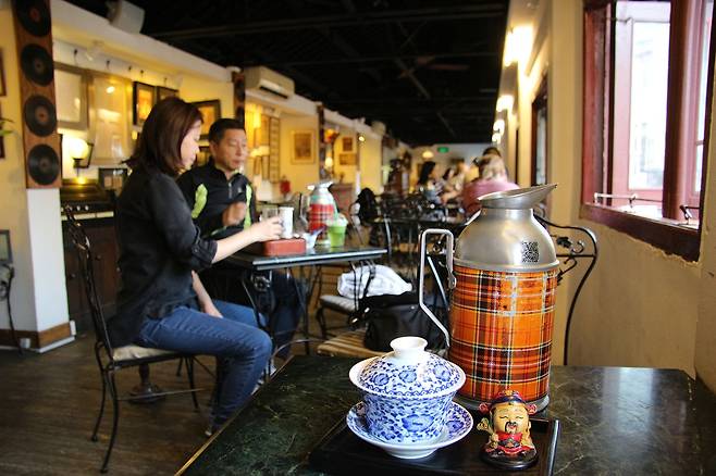 올드상하이티하우스는 장아이링의 친필원고를 전시한 찻집이다.