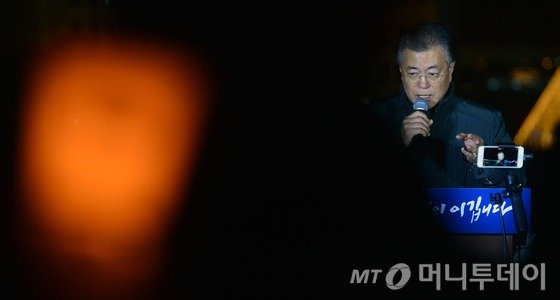 문재인 전 더불어민주당 대표가 5일 오후 서울 영등포구 국회의사당 정문 앞에서 열린 '국민과 함 께하는 여의도촛불'에 참석해 발언을 하고 있다. 2016.12.5/뉴스1  <저작권자 © 뉴스1코리아, 무단전재 및 재배포 금지>