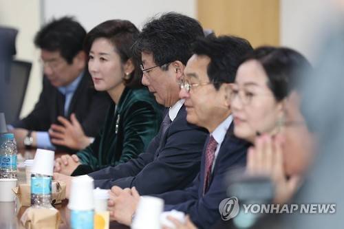 회의 기다리는 비상시국회의 참석자들       (서울=연합뉴스) 김현태 기자 = 7일 오전 국회 의원회관에서 열린 새누리당 비주류 모임인 비상시국회의에서 참석의원들이 회의 시작을 기다리고 있다.